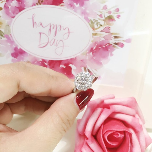 Gorgeous Cubic Zirconia Flower Ring - Picture 4 of 8